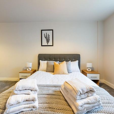 Lovely 4-Sleeper Apartment In Central Slough With Free Parking Exteriér fotografie